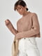 Короткий вязаный светло-коричневый свитер в рубчик с рукавами-регланами | 6616624 | фото 4