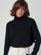 Короткий вязаный черный свитер в рубчик с рукавами-регланами | 6616625 | фото 4