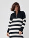 Вязаное платье-свитер черного цвета в полоску фасона oversize | 6616637 | фото 5