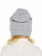 Двошарова шапочка кольору сірий меланж, декорована нашивкою | 6617862 | фото 3