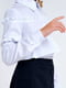 Біла блуза приталеного силуету, декорована рюшами. | 6617989 | фото 2