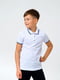 Біла футболка-поло з принтом у вигляді тонких смужок на рукавах та комірі | 6617994 | фото 2