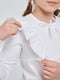 Біла блуза, прикрашена мереживом та атласним бантиком. | 6618938 | фото 2