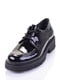 Кожаные лакированные туфли черного цвета на шнуровке | 6624007 | фото 3
