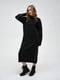 Вязаное черное платье с декоративными полосками по боковым швам и рукавам | 6627849 | фото 3