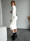Платье молочного цвета с элегантным вырезом со шнуровкой на спине | 6628116 | фото 2