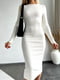 Платье молочного цвета с элегантным вырезом со шнуровкой на спине | 6628116 | фото 3