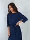 Модное трикотажное платье синего цвета | 6629788 | фото 2
