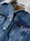Голубая джинсовая куртка оверсайз с воротником из овчины | 6630663 | фото 7