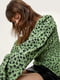 Зеленая приталенная блуза в цветочный принт | 6630923 | фото 2
