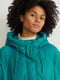 Удлиненая стеганая куртка с капюшоном цвета морской волні | 6631928 | фото 3