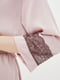 Подовжений халат кольору мокко, декорований тонким мереживом | 6630159 | фото 2