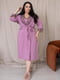 Бавовняний блідо-фіолетовий халат з мереживним оздобленням | 6630164