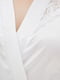 Халат білого кольору, декорований тонким французьким мереживом | 6630262 | фото 3