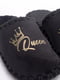 Чорні капці з написом Queen на фетровій підошві | 6649905 | фото 2