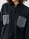 Черная рубашка с термостразами на карманах | 6653611 | фото 4