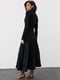 Черное А-силуэтное платье-миди с резинкой на талии | 6653630 | фото 2