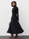 Черное А-силуэтное платье-миди с резинкой на талии | 6653630 | фото 6