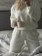 Белая плюшевая пижама: штаны с карманами и джемпер | 6658502 | фото 2