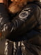 Зимняя куртка цвета хаки с натуральным мехом енота | 6659598 | фото 4