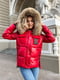 Зимняя красная куртка с натуральным мехом енота | 6659606 | фото 6