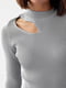 Сулеэтное серое платье в рубчик с краплевыдным вырезом | 6663972 | фото 4