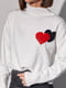 Вязаный свитер белый с двумя сердечками | 6664010 | фото 4