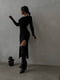 Базова сукня з розрізом на стегні чорна | 6679136 | фото 4