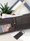 Подарочный набор: коричневое кожаное портмоне и брелок | 6679291 | фото 2
