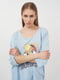 Голубая футболка с удлиненным рукавом и рисунком | 6683541 | фото 4