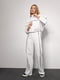 Утепленный молочный костюм с акцентными полосками: толстовка и брюки | 6684070 | фото 3