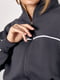 Утепленный темно-серый костюм с акцентными полосками: толстовка и брюки | 6684073 | фото 6