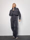 Утепленный темно-серый костюм с акцентными полосками: толстовка и брюки | 6684073 | фото 3
