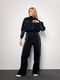Утепленный черный костюм с акцентными полосками: толстовка и брюки | 6684074 | фото 4