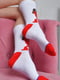 Носки высокие белые с красным принтом | 6685713 | фото 2
