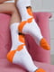 Шкарпетки високі білі з оранжевим принтом | 6685714 | фото 2