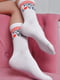 Шкарпетки високі білого кольору з написом | 6685717 | фото 2