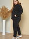 Черный костюм полубатальный на флисе: худи и джоггеры | 6686643 | фото 2