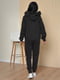 Чорний костюм: толстовка з хутряним оздобленням на капюшоні та джогери | 6686653 | фото 3