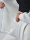 Костюм на флисе белого цвета: толстовка и широкие брюки | 6686684 | фото 4