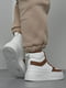 Кросівки на хутрі білого кольору з коричневими вставками | 6687215 | фото 3