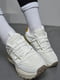 Кроссовки белого цвета на шнуровке | 6687236 | фото 2