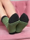 Шкарпетки махрові чорного кольору із зеленою смужкою | 6687530 | фото 2
