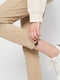 Зауженные брюки бежевого цвета с затяжками внизу | 6697258 | фото 4