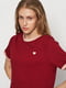 Бордовая футболка прямого кроя с контрастными принтом и оборками | 6697403 | фото 4