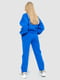 Яскравий синій костюм: світшот з принтом та джогери | 6702074 | фото 4