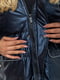 Стьобана темно-синя куртка з накладними кишенями | 6702084 | фото 6