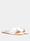 Шкіряні білі шльопанці з декоративною пряжкою | 6702969 | фото 4