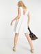 Біла вільна міні-сукня, прикрашена мереживним оздобленням | 6698877 | фото 3