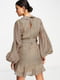 Коричневое платье-мини в принт с длинным объемным рукавом и оборкой на подоле | 6699099 | фото 4